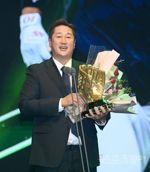 '2022 신한은행 SOL KBO리그' 골든글러브 시상식이 9일 서울 코엑스 오디토리움에서 개최됐다. 지명타자 부문 골든글러브를 수상한 롯데 이대호가 소감을 말하고 있다. 김종원 기자 won@donga.com