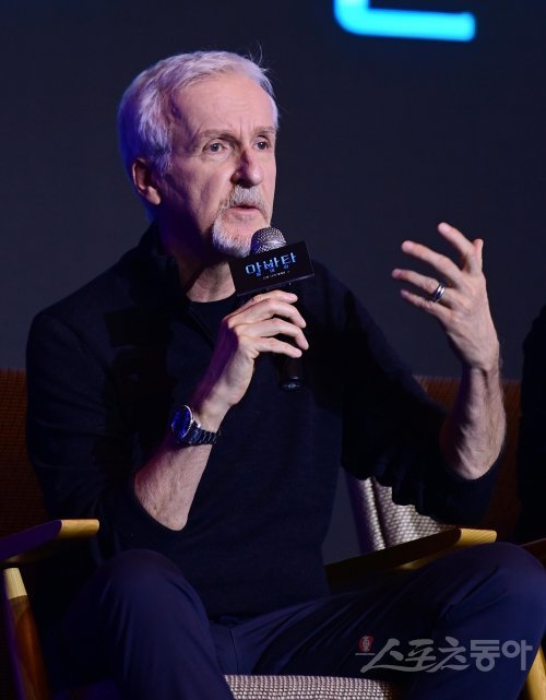 제임스 카메론 감독이 9일 서울 영등포구 여의도 콘래드서울에서 열린 영화 ‘아바타: 물의 길’ 내한 기자간담회에서 취재진의 질문에 답하고 있다. 주현희 기자 teth1147@donga.com