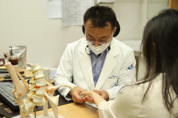 구인회 부원장 진료 모습. 사진제공 | 온종합병원