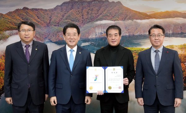 김영록 전라남도지사가 12일 오전 도청 접견실에서 박명성 제104회 전국체전 및 제43회 전국장애인체전 개·폐회식 총감독에게 위촉장을 수여하고 기념촬영을 하고 있다. 사진제공 | 전남도