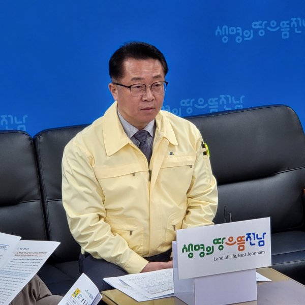 사진설명 : 문금주 행정부지사가 12일 오전 11시 지방기자실에서 열린 기자간담회를 통해 고병원성 조류인플루엔자 강화방역 조치사항을 설명했다. 사진 | 양은주 기자