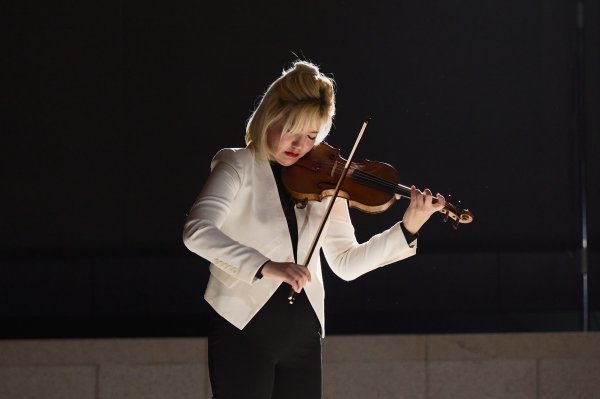 바흐의 ‘샤콘느’를 연주하고 있는 조진주