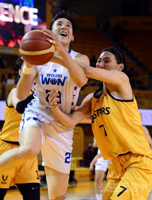 18일 충청북도 청주체육관에서 열린 ‘신한은행 SOL 2022-2022 여자프로농구‘ 청주 KB와 아산 우리은행의 경기에서 우리은행 김단비가 KB 최희진의 수비를 피해 슛을 쏘고 있다. 청주 | 김민성 기자 marineboy@donga.com