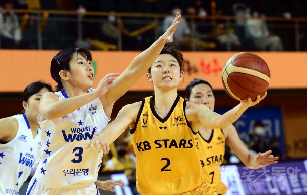 18일 충청북도 청주체육관에서 열린 ‘신한은행 SOL 2022-2022 여자프로농구‘ 청주 KB와 아산 우리은행의 경기에서 KB 허예은이 우리은행 김은선의 수비를 피해 슛을 쏘고 있다. 청주 | 김민성 기자 marineboy@donga.com