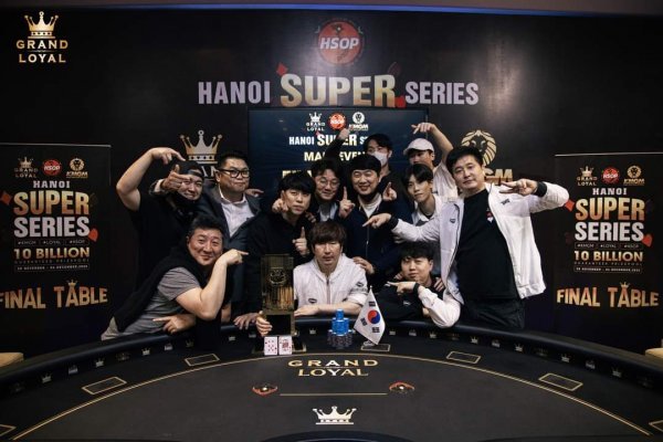 HSS 메인 이벤트에서 우승한 김재성(앞줄 가운데)과 한국인 참가자들이 기념 촬영을 하고 있다. 사진제공 | KMGM