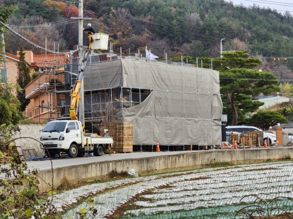 지난달 본지 취재진이 촬영한 무안군 일반농산어촌 개발사업 공사 현장. 사진 | 김성민 기자