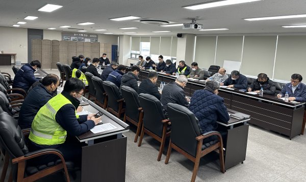 부산항만공사가 지난 9일 화물연대 파업 철회에 따른 부산항 대형 건설현장 대책회의 개최한 가운데 관계자들이 안건을 논의하고 있다. 사진제공 | 부산항만공사