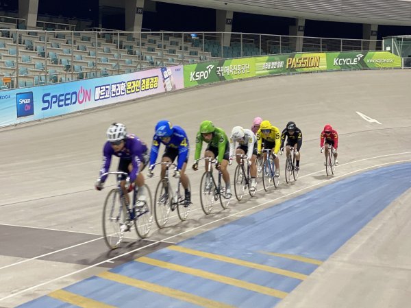 17, 18일 진행하는 시범경주를 통해 경륜 팬에게 모습을 보이는 27기들이 광명스피돔에서 적응훈련을 진행하고 있다. 벌써부터
손경수 김우겸, 김옥철 등 기대를 모으는 대형 신인들이 등장한 가운데 27기는 2023년 1월 공식 데뷔한다.
사진제공|국민체육진흥공단