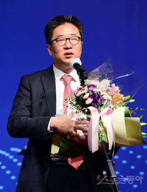 8일 서울 청담동 리베라호텔에서 열린 ‘2022 뉴트리데이 일구상 시상식‘에 참석한 류선규 SSG 랜더스 단장이 프런트상을 수상 후 소감을 밝히고 있다. 김민성 기자 marineboy@donga.com