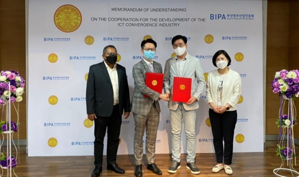 부산정보산업진흥원이 태국 타마삿 대학과 업무협약을 진행한 가운데 관계자들이 기념 촬영을 하고 있다. 사진제공 | 부산정보산업진흥원