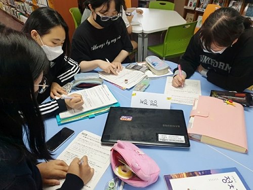 ‘책읽는학교’를 통한 창의융합교육인 독서토론 모습. 사진제공 | 경기도교육청