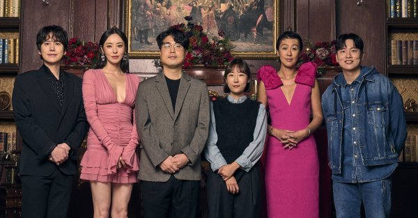 넷플릭스 예능 콘텐츠 ‘솔로지옥’ 시즌2의 주역인 슈퍼주니어 멤버 규현, 배우 이다희, 연출자 김재원 PD와 김나현 PD, 방송인
홍진경, 래퍼 한해(왼쪽부터)가 13일 열린 온라인 제작발표회 무대에 올라 포즈를 취하고 있다. 사진제공|넷플릭스