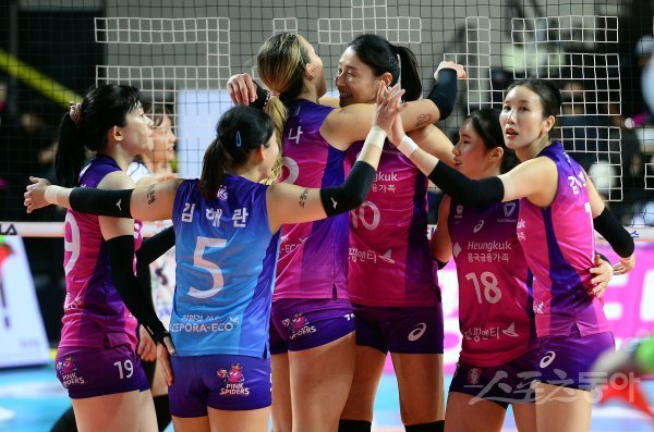 13일 인천 삼산월드체육관에서 '2022-2023 도드람 V리그' 인천 흥국생명과 김천 한국도로공사의 여자부 경기가 열렸다. 흥국생명 김연경이 한국도로공사 블로커를 피해 스파이크를 날리고 있다. 인천 | 김민성 기자 marineboy@donga.com