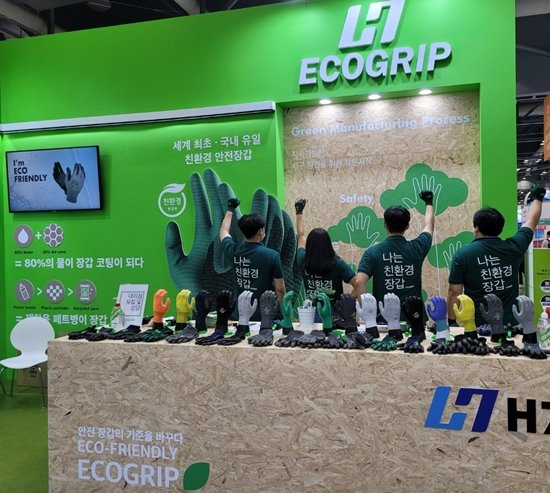 ‘H7에코그립 장갑’은 친환경 코팅제인 ‘에어우레아’를 사용해 냄새와 독성물질 배출이 없는 친환경 장갑이다. 사진제공|에이치세븐