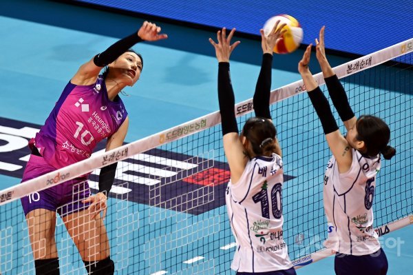 13일 인천 삼산월드체육관에서 ‘2022-2023 도드람 V리그‘ 인천 흥국생명과 김천 한국도로공사의 여자부 경기가 열렸다. 흥국생명 김연경이 한국도로공사 블로커를 피해 스파이크를 날리고 있다. 인천 | 김민성 기자 marineboy@donga.com