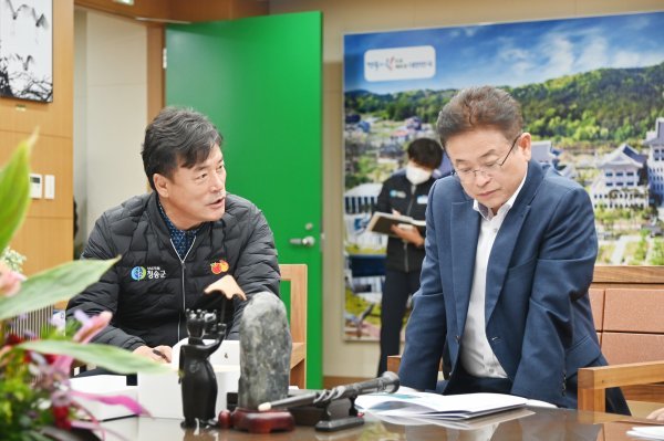 윤경희 청송군수가 이철우 경북도지사에게 지역 현안사업에 대해 설명하고 있다. 사진제공 | 청송군