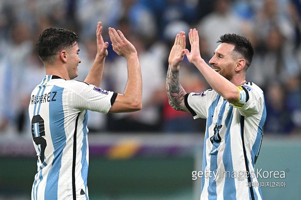 훌리안 알바레스(왼쪽), 리오넬 메시. 사진=게티이미지코리아