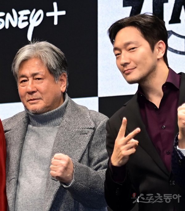 강윤성 감독과 배우 류현경, 손은서, 이동휘, 최민식, 손석구, 허성태, 김주령(왼쪽부터). 주현희 기자 teth1147@donga.com