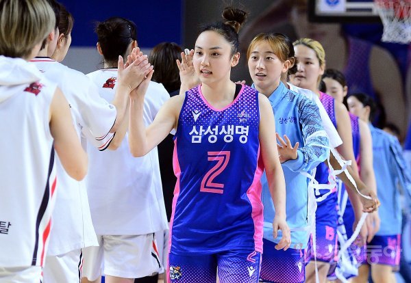 14일 경기도 용인실내체육관에서 열린 ‘신한은행 SOL 2022-2022 여자프로농구’ 용인 삼성생명과 부산 BNK의
경기에서 삼성생명이 BNK를 상대로 74-61로 승리한 후 양 팀 선수들이 하이파이블르 나누고 있다. 용인 | 김민성 기자
marineboy@donga.com