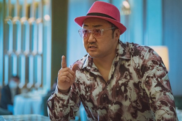 배우 마동석 주연의 코미디 영화 ‘압꾸정’이 혹평을 받으며 흥행에 실패했다. 사진은 영화의 한 장면. 사진제공|쇼박스