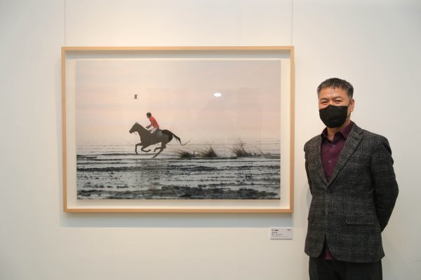 제26회 말사진 공모전 대상작 김익순 작가의 ‘누가빠를까’