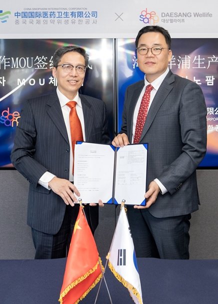 11월 말 합작법인 협약식을 진행한 대상웰라이프의 서훈교 대표이사(오른쪽)와 시노팜인터내셔널 CFO이자 시노팜헬스케어 총재
리하오. 대상웰라이프는 70조 규모 중국 건기식 시장 공략을 위해 하이난성에 생산공장 건설을 추진하고 있다. 사진제공|대상웰라이프
