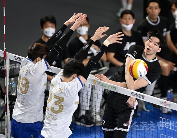 14일 천안유관순체육관에서 열린 ‘2022~2023 도드람 V-리그‘ 남자부 현대캐피탈과 우리카드 경기에서 현대캐피탈 허수봉이 우리카드 블로킹 사이로 스파이크를 날리고 있다. 천안 | 김종원 기자 won@donga.com