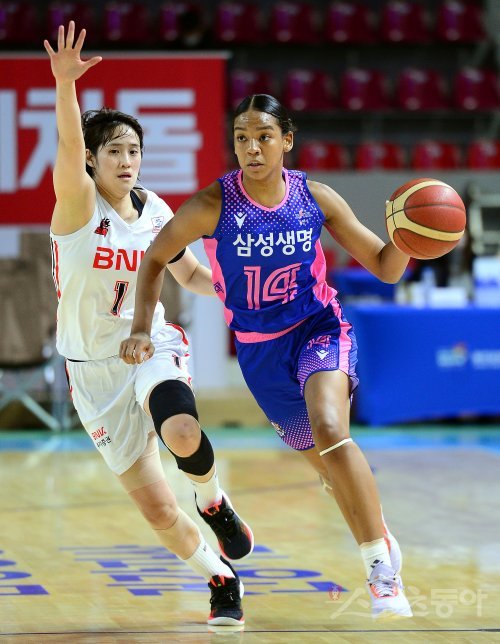 14일 경기도 용인실내체육관에서 열린 ‘신한은행 SOL 2022-2022 여자프로농구‘ 용인 삼성생명과 부산 BNK의 경기에서 삼성생명 스미스가 BNK 이사빈의 수비를 제치며 돌파하고 있다. 용인 | 김민성 기자 marineboy@donga.com