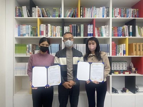 예스폼 이응렬 회장(가운데), 예스폼 이재영 대표(왼쪽), 선준브레인센터 이경연 대표(오른쪽).