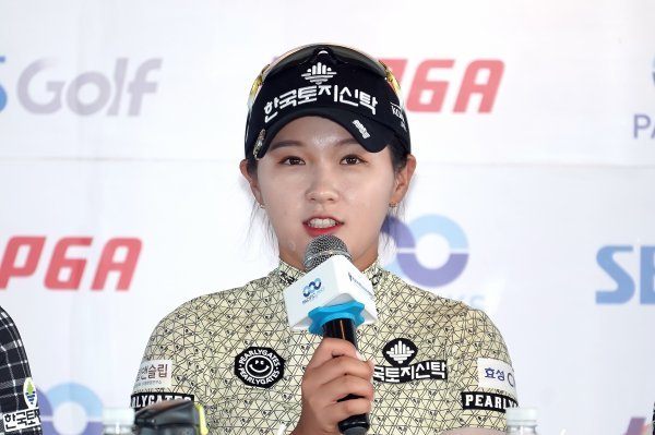 15일 기자회견을 하고 있는 박현경. 그는 “지난주보다 조금 높은 순위를 예상한다”고 했다. 지난주 성적은 하나금융그룹 싱가포르여자오픈에서 거둔 공동 준우승이었다. 사진제공|KLPGA