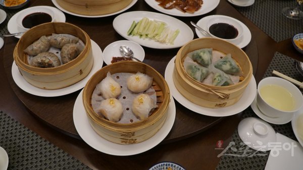 제주신화월드의 중식 파인 다이닝 레스토랑 르 쉬느아의 딤섬. 중국에서 온 딤섬 전문 셰프가 따로 있다. 서귀포 | 김재범 기자 oldfield@donga.com
