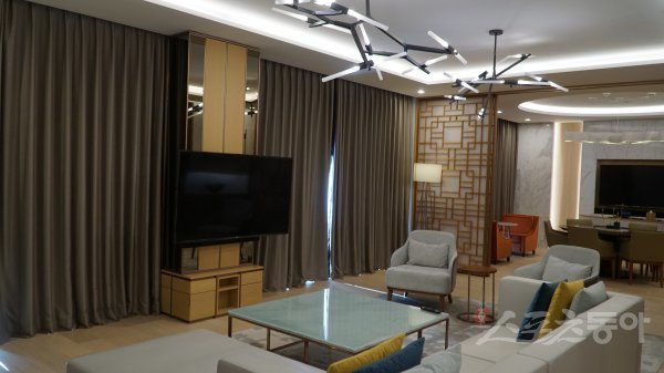 제주신화월드에서 가장 윗등급 객실인 프레지던트 스위트. 1박 100만원 대로 다른 특급호텔 프레지던트 스위트에 비해서는 상대적으로 가성비(?)가 좋아 인기가 높다고 한다.
서귀포 | 김재범 기자 oldfield@donga.com