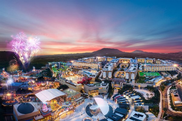 화려한 조명이 연말 호캉스 분위기를 한껏 자아내는 제주신화월드의 야간 전경. 크리스마스와 연말 연시를 맞아 각종 공연과 불꽃놀이, 카운트다운 파티 등이 잇따라 열린다. 사진제공|제주신화월드