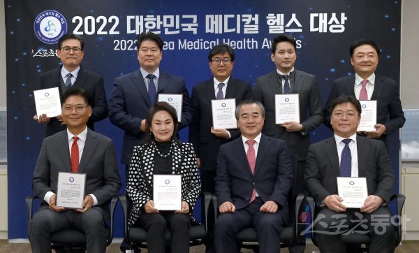 “대한민국의 건강을 지키는 사람들”. 2022 대한민국 메디컬 헬스 대상 수상자들이 시상식 후 한 자리에 모였다. CS1879그룹
 김성만 부사장, 태가비엠 이종혁 대표, 엑소바이옴코리아 차상복 대표, SOK김포속편한내과의원 구대회 원장, 바른세상병원 신현성 
행정부원장, 고려대의료원 서동훈 대외협력실장, 이인철 스포츠동아 대표이사, 명인에듀 이채연 회장, 아이피시 김경준 부사장(뒷줄 
왼쪽부터 시계방향). 김종원 기자 won@donga.com