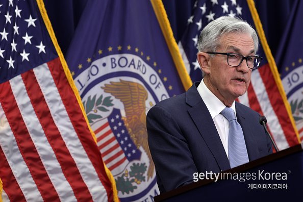 제롬 파월 미국 연방준비제도 의장(왼쪽 사진)이 14일(현지시간) 워싱턴DC에 있는 연준 청사에서 기준금리 인상 이후 기자회견을 하고 있다. 연준은 14일 기준금리를 0.50% 포인트 인상했다. 사진=게티이미지코리아