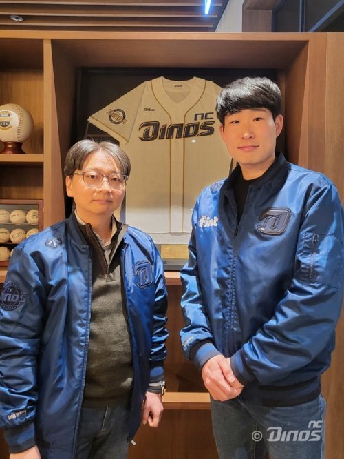 NC 이재학(오른쪽)과 임선남 단장. 사진제공 | NC 다이노스