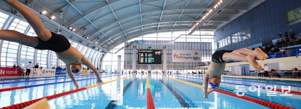 제94회 동아수영대회 3일차 경기가 열린 18일 여자중학부 평영 50m 결승에서 선수들이 힘차게 출발하고 있다. 김천|전영한 동아일보 기자 scoopjyh@donga.com