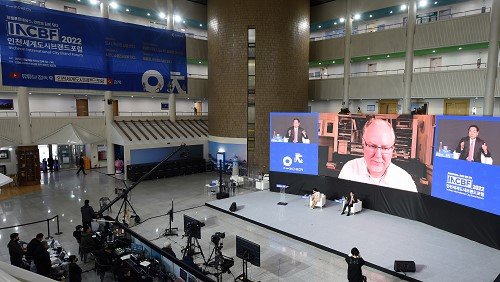 유정복 인천시장이 지난 15일 시청에서 열린 ‘인천세계도시브랜드포럼’에서 기조연사인 켄트 라슨 MIT미디어랩 도시공학 대표와 대담을 하고 있다. 사진제공 | 인천시