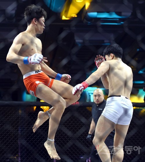 18일 서울 서대문구 스위스 그랜드 호텔 서울에서 ‘굽네 ROAD FC 062’ 가 열렸다.  플라이급 정재복과 손재민(왼쪽)이 경기를 펼치고 있다. 김종원 기자 won@donga.com