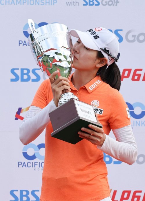 이정민이 18일 베트남 빈즈엉의 트윈도브스 골프클럽에서 열린 KLPGA 투어 ‘PLK 퍼시픽링크소리아 챔피언십’ 3라운드에서 우승한 뒤 트로피에 입을 맞추고 있다. 사진제공 I KLPGA