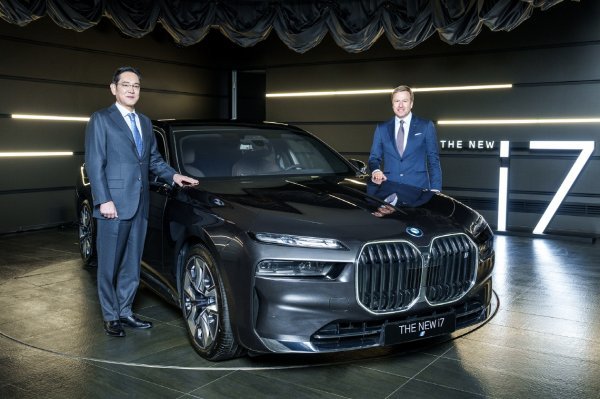 17일 인천 영종도 BMW 드라이빙 센터에서 열린 BMW 뉴 i7 차량 인도식에서 이재용 삼성전자 회장(왼쪽)과 올리버 집세 BMW 그룹 회장이 기념 촬영하고 있다. 사진제공|BMW 코리아