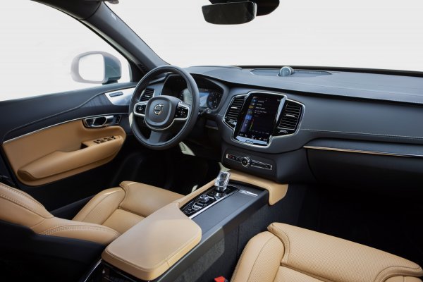 최고급 나파가죽, 천연 리니어 월넛 소재 등을 적용해 스칸디나비안 디자인의 정수를 보여주는 실내 공간. 사진제공|볼보자동차코리아