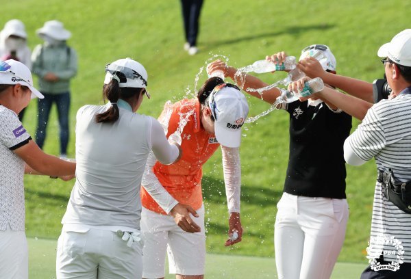 우승 직후 동료들로부터 물세례를 받고 있는 이정민. 사진제공 I KLPGA