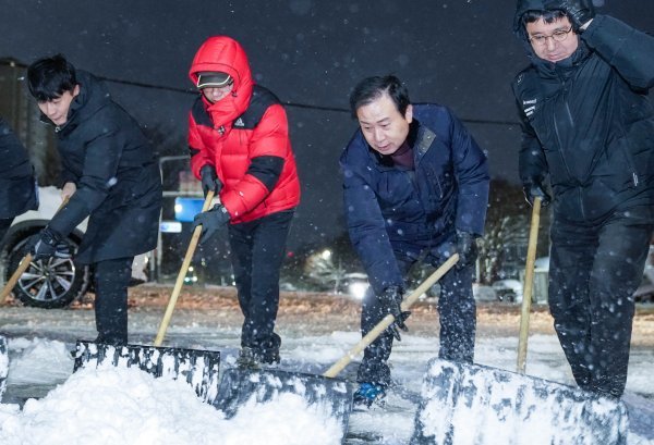 지난 18일 박홍률 목포시장을 비롯한 전 직원들이 지역 내 갓길, 횡단보도, 버스승강장 주변의 눈을 치우고 있다. 사진제공 | 목포시