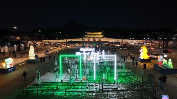 광화문광장에 구역별로 전시한 빛 조형물