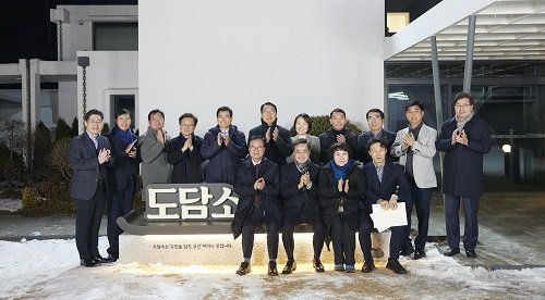 18일 수원시 팔달구 도담소에서 열린 경기도 국회의원 초청 간담회에서 김동연 경기도지사와 국회의원들이 기념촬영을 하고 있다.(윗줄
 왼쪽부터 오병권 행정1부지사, 이학영 의원, 김승원 의원, 권칠승 의원, 김민기 의원, 윤영찬 의원, 이소영 의원, 김용민 
의원, 양기대 의원, 김병욱 의원, 염태영 경제부지사. 아랫줄 왼쪽부터 최춘식 의원, 김동연 경기지사, 정춘숙 의원, 이탄희 
의원) 사진제공｜경기도