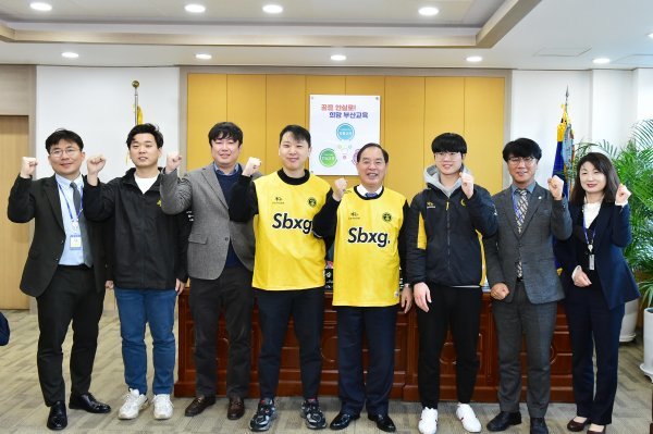 부산시교육청이 ㈜샌드박스 네트워크와 협력해 게임 역기능 예방 교육·건전 게임 윤리교육 프로그램을 모든 학교에 보급할 예정인 가운데 하윤수 교육감(왼쪽 다섯 번째)이 관계자들과 기념 촬영을 하고 있다. 사진제공｜부산시교육청