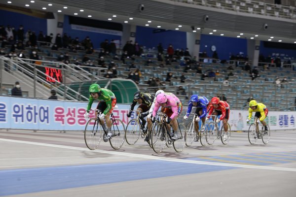 지난해 그랑프리경륜 결승에서 마지막 전력질주를 하고 있는 선수들. 디펜딩 챔피언 임채빈은 이번 그랑프리경륜에서 대회 2연패와 함께
90연승과 경륜 최초의 시즌 승률 100%라는 전무후무한 기록 달성에도 도전한다. 하지만 강자들의 대거 이탈로 수월하게 우승했던
지난해와 달리 올해는 정종진 등 경륜 스타들이 대거 나서 접전이 예상된다. 사진제공|국민체육진흥공단