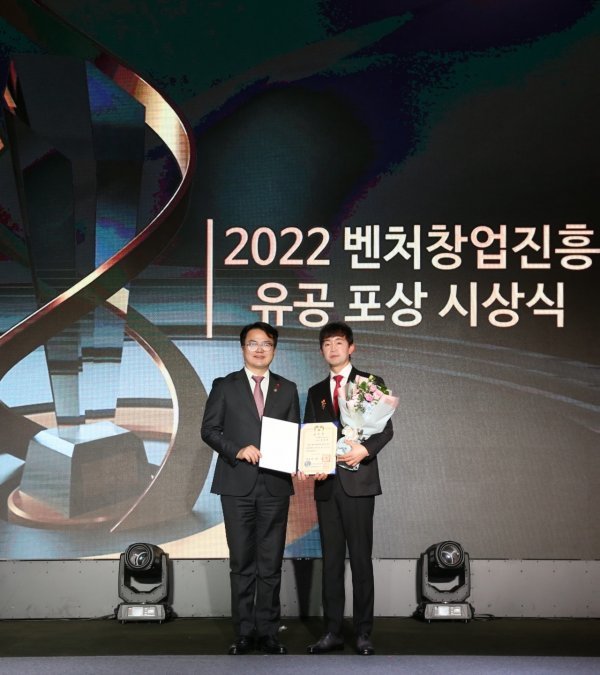 스마트스코어 정성훈 회장(오른쪽)이 ‘2022 벤처창업진흥 유공 포상’에서 대통령 표창을 수상한 뒤 기념 촬영을 하고 있다. 사진제공 | 스마트스코어