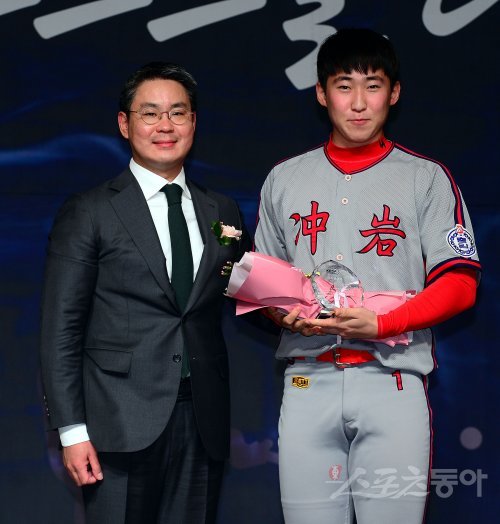 19일 서울 마포구 서울가든호텔에서 열린 ‘2022 야구·소프트볼인의 밤‘ 행사에 참석한 충암고 윤영철이 우수선수상을 수상 후 박지훈 KBSA 부회장과 기념촬영을 하고 있다. 김민성 기자 marineboy@donga.com